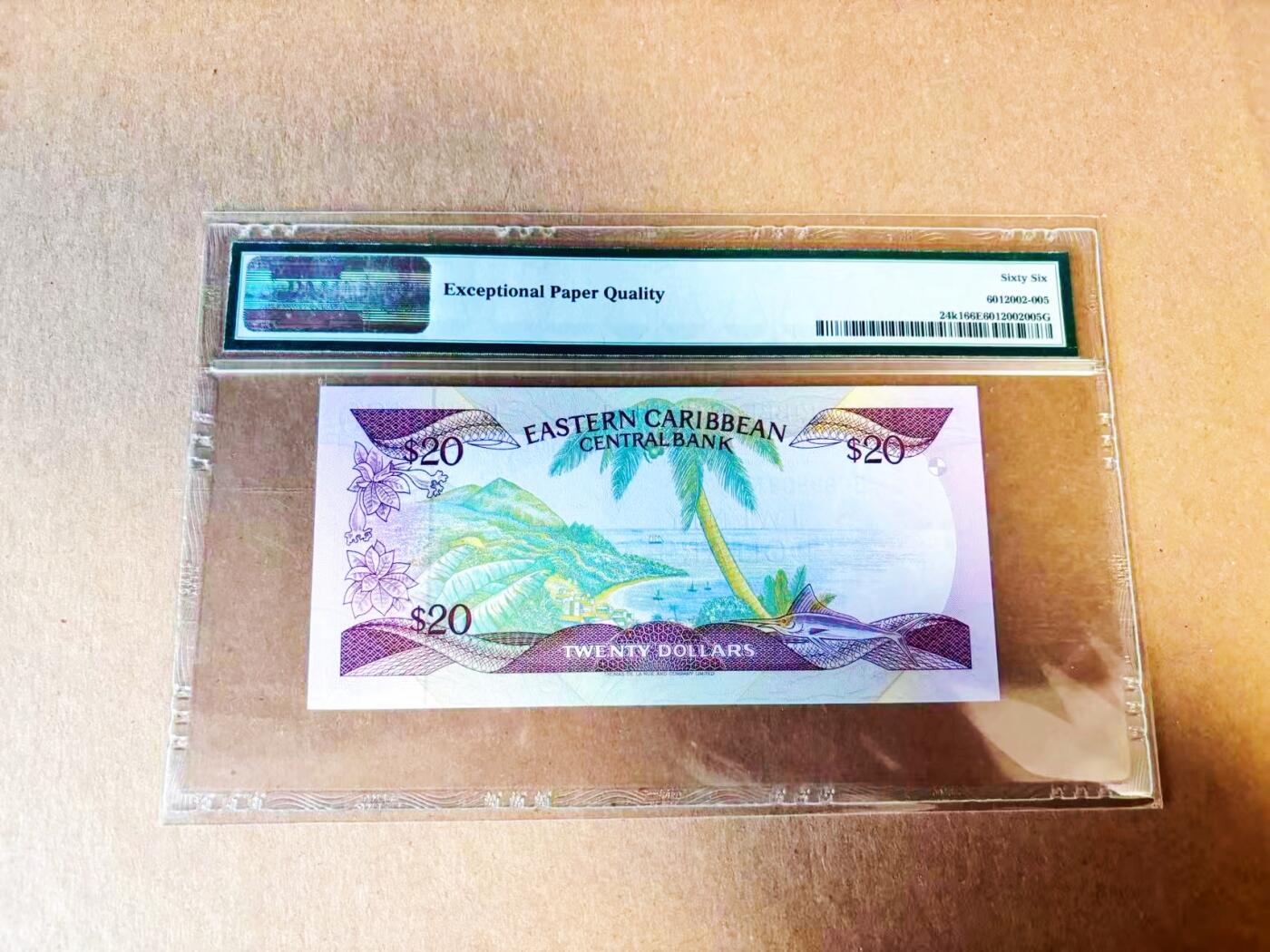 【Blue Auction】世界纸币精拍第778期——18级TOP拍卖/信誉/品质/专业/高效💫 【倒置号】东加勒比 1988-93年20元 女王 小彩背 PMG66EPQ