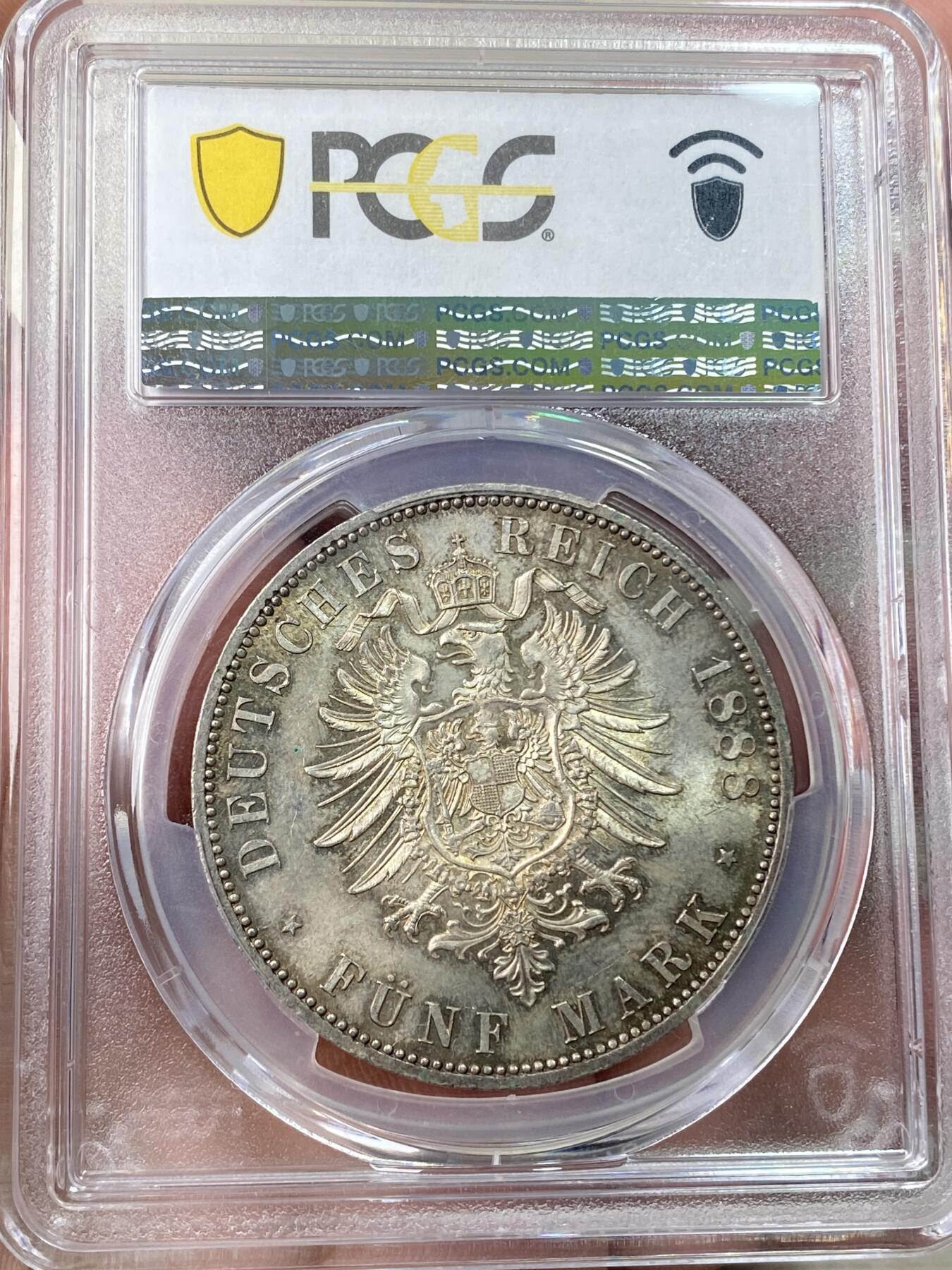 万国钱币拍卖第059期 PCGS MS64 NGC MS63 1888年德国三皇之年威廉二世短翅流通5马克 仅单年发行且流通充分的短翅马克名品 也是德意志第二帝国三皇年系列中不可或缺的一枚 高分高品极其难得 黄油转光底板原味五彩环绕 细节锋利异常