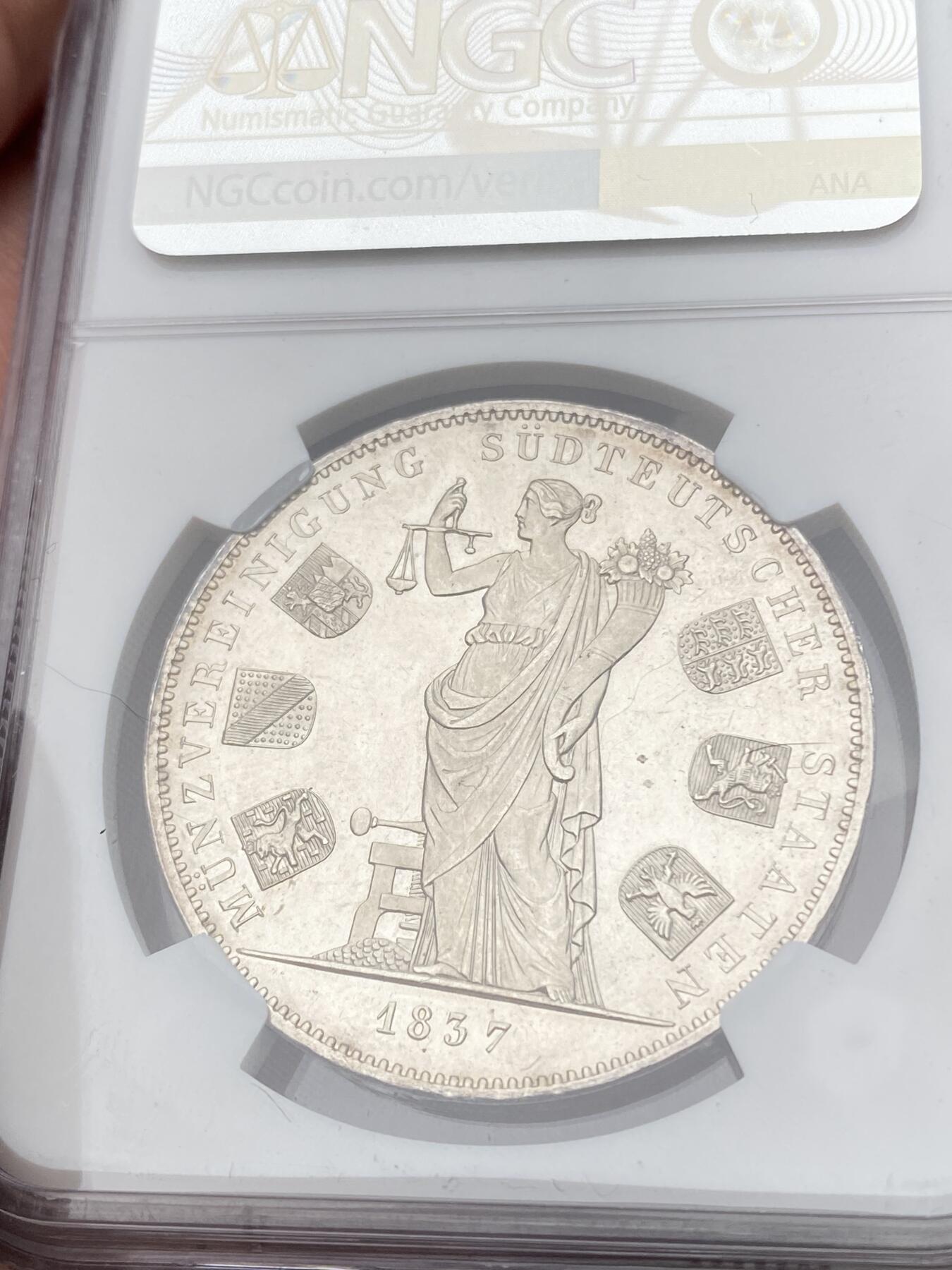 万国钱币拍卖第059期 NGC MS65 1837巴伐利亚路德维希一世货币联盟历史2泰勒 纪念1837年南德六邦在慕尼黑签署《慕尼黑货币协议》，决定停发王冠泰勒，转而以传统的古尔登为单位发行货币，2泰勒面值等于3.5古尔登，而此枚历史2t也就成为了邦国协议2泰勒的开山之作。 类镜面喷砂PL质感顶级BU状态 NGC唯一亚军分