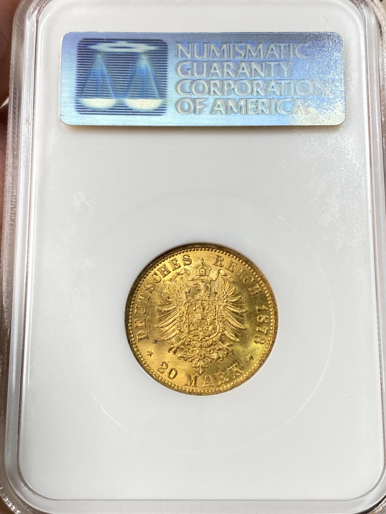 万国钱币拍卖第059期 NGC MS65 1878年德国汉堡自由市流通短翅20马克金币 经典汉堡自由市早期双狮短翅 无论光度还是底板都无可挑剔的近GEM品质 NGC老白盒典藏级 7.96g 900金