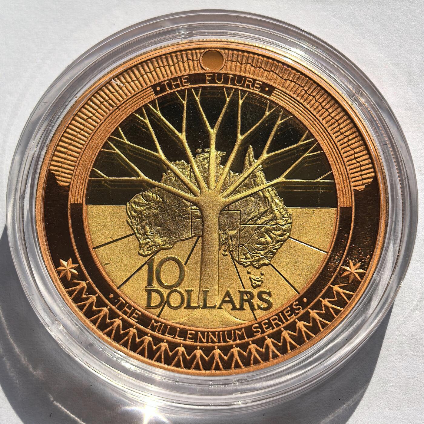 博洋堂世界钱币拍卖第158期（全场包邮） 2001年澳大利亚10元铜银双金属币 千禧系列-未来 外圈999%铜 中心999%银镀24K金 33.15克 盒证全 发行量：2万