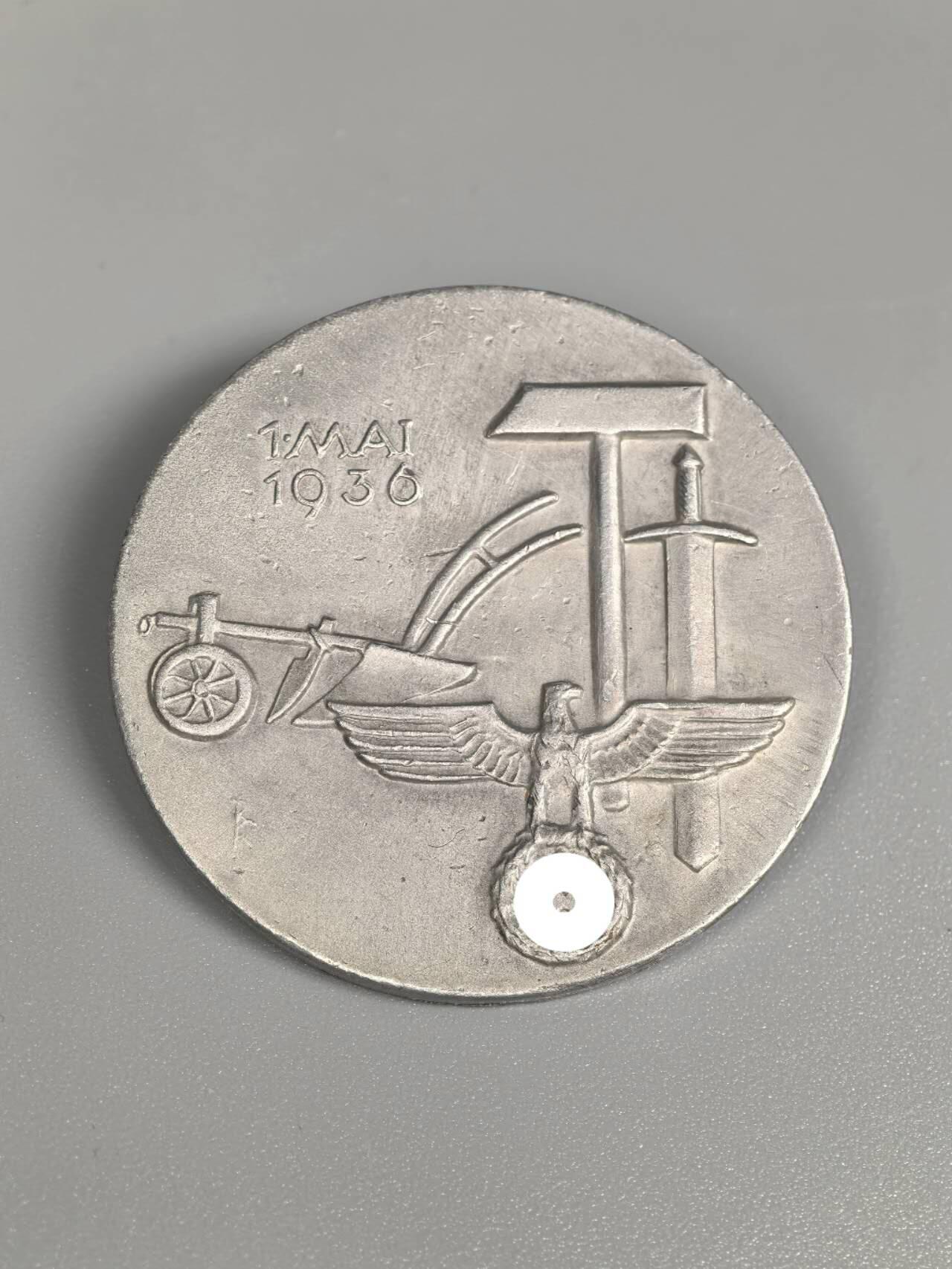 小驴勋章奖章收藏1月24日周六晚六点拍卖（珍爱和平，收藏战争，铭记历史，勿忘国耻，忠党爱国。有偿代拍，送拍规则在简介最后，参拍须阅读规则后再参拍，关系到运费包装发货时效真假辨别等关键信息，拍卖时不再发原图，看大图店主微信码在拍卖店铺介绍里）