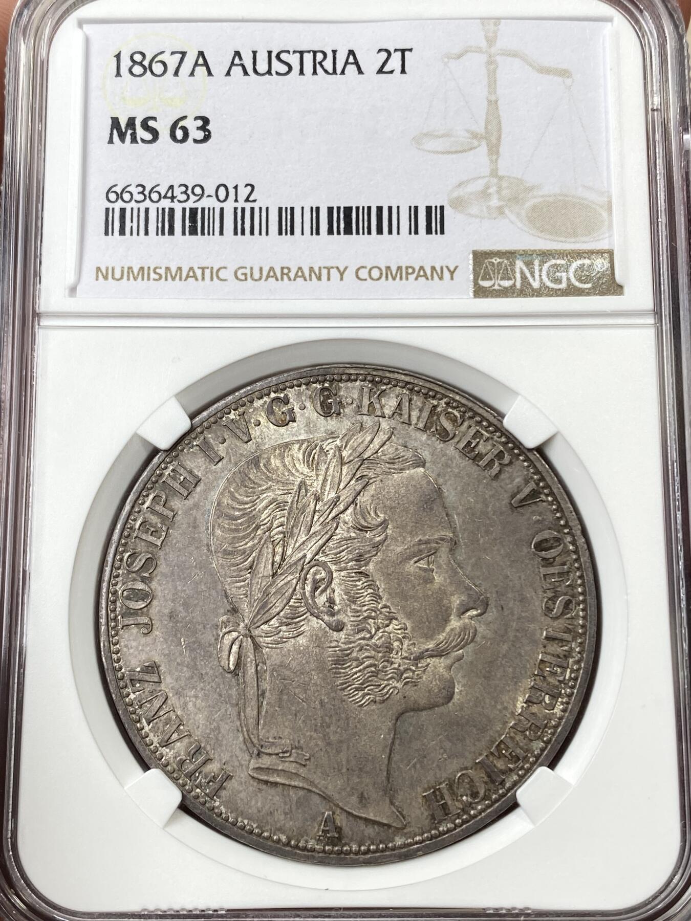 万国钱币拍卖第059期 NGC MS63 NGC MS63 1867年奥地利弗朗茨一世双头鹰流通2泰勒 维也纳货币协议的产物 和常见的德国2泰勒形制一般无二 除了1857年发行的大名誉品南方铁路2泰勒外 奥地利只在1865~67三年间发行过流通2泰勒（其中65年为早期头像版 ） 1867年的发行量为8300枚 在流通2泰勒中算是非常少的存在 极其原味的纸袋包浆 完全未动过的原始状态 HA一月拍卖64分成交价8540美金