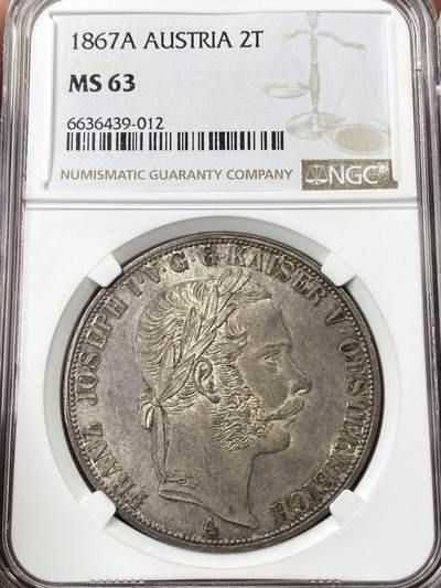 万国钱币拍卖第059期 - NGC MS63 NGC MS63 1867年奥地利弗朗茨一世双头鹰流通2泰勒 维也纳货币协议的产物 和常见的德国2泰勒形制一般无二 除了1857年发行的大名誉品南方铁路2泰勒外 奥地利只在1865~67三年间发行过流通2泰勒（其中65年为早期头像版 ） 1867年的发行量为8300枚 在流通2泰勒中算是非常少的存在 极其原味的纸袋包浆 完全未动过的原始状态 HA一月拍卖64分成交价8540美金