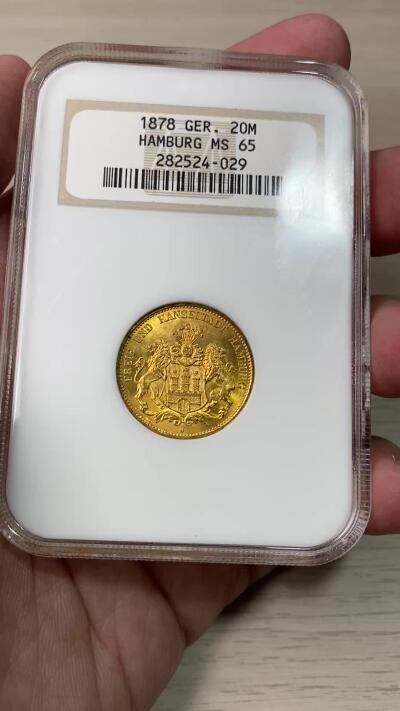 万国钱币拍卖第059期 NGC MS65 1878年德国汉堡自由市流通短翅20马克金币 经典汉堡自由市早期双狮短翅 无论光度还是底板都无可挑剔的近GEM品质 NGC老白盒典藏级 7.96g 900金