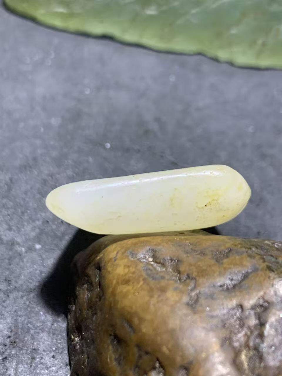 精美洒金皮和田白玉独籽原石一颗