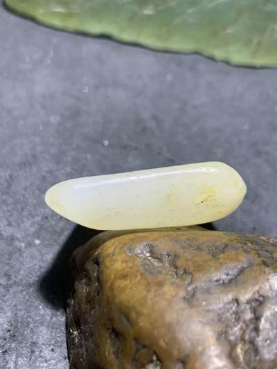 精美洒金皮和田白玉独籽原石一颗 精美洒金皮和田白玉独籽原石一颗