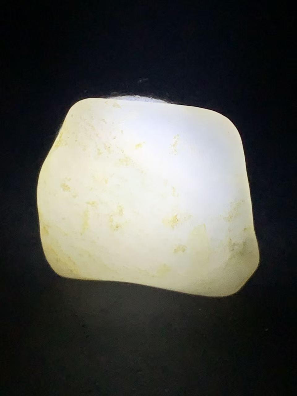 精美洒金皮和田白玉独籽原石一颗