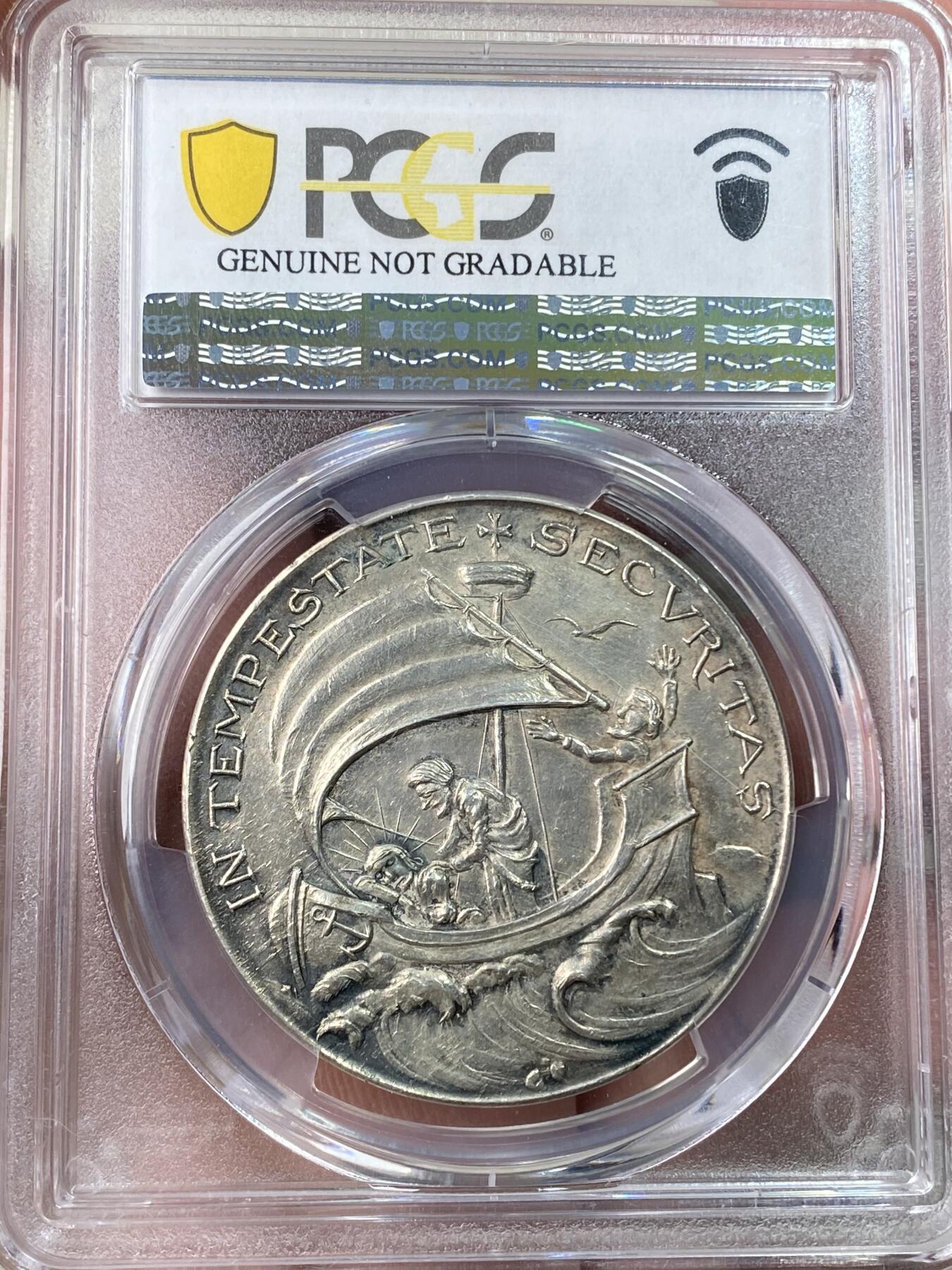 万国钱币拍卖第059期 PCGS AUD 1900年左右德国圣乔治幸运符银章 PC唯一评级记录 极稀品种 浮雕精铸，设计极佳，古典与现代的结合。画面空间张力十足，实物非常漂亮。名家旧藏。正面:德意志化的圣乔治骑士骑马手执长枪插入魔龙的口中。魔龙并非传统的西方魔龙形象，而且典型的中国龙。当时正值义和团运动，以及八国联军侵华。极其少见的设计，结合了宗教和历史事件。背面:耶稣在船上。拉丁铭文意为风暴中的安全。