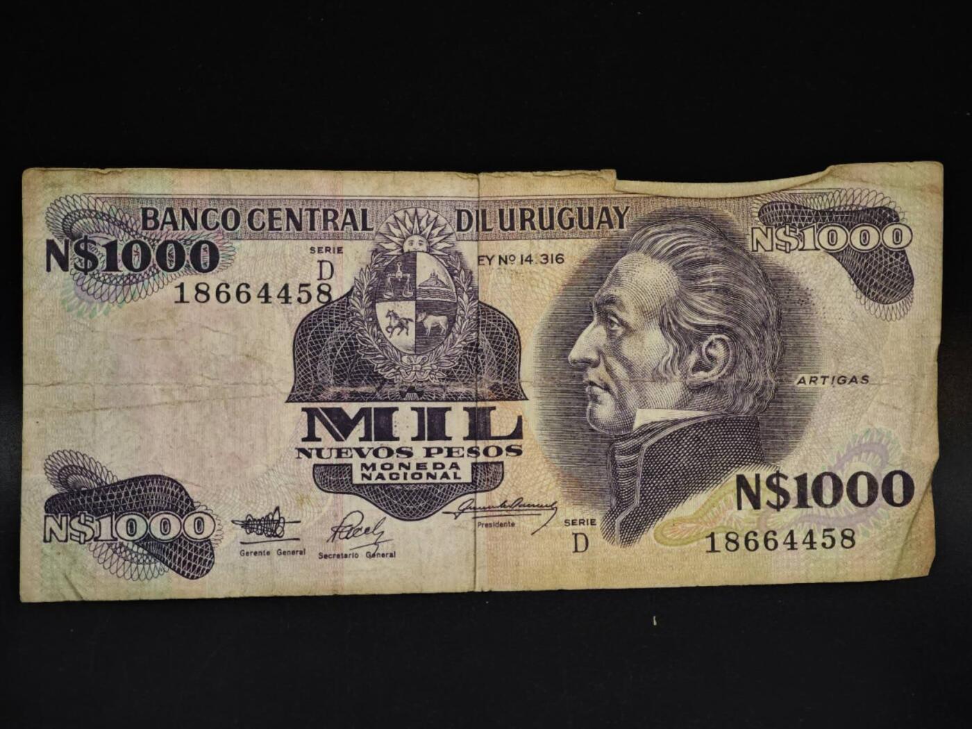 【淘币小摊】限时拍第八百五十二拍  无佣金福利纸币场  满百包邮可预留两周  周一统一发货  乌拉圭1000比索纸币【有折】