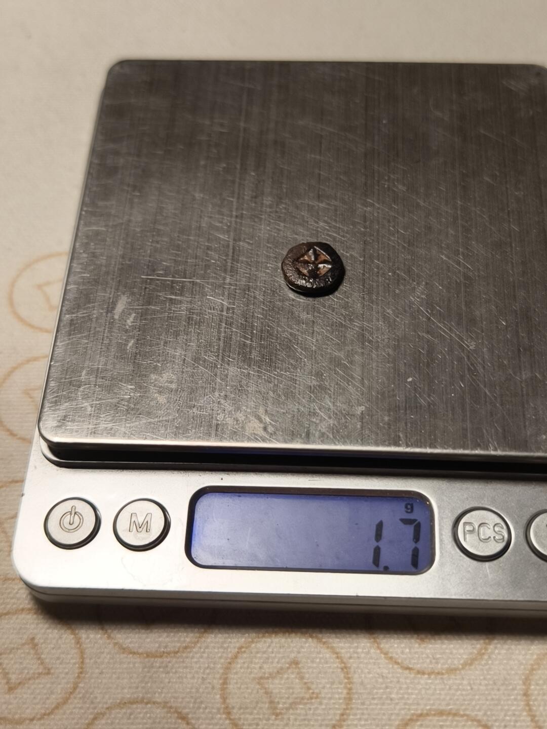 抚柳草堂-第十期章牌钱币  奖章勋章限时免佣 满百包邮 放漏专场 三佛齐王国末期至满者伯夷王国早期打制小银币 1.7g重正面有檀香花徽记，背面爪哇岛文，面值1 Unit或称Masa