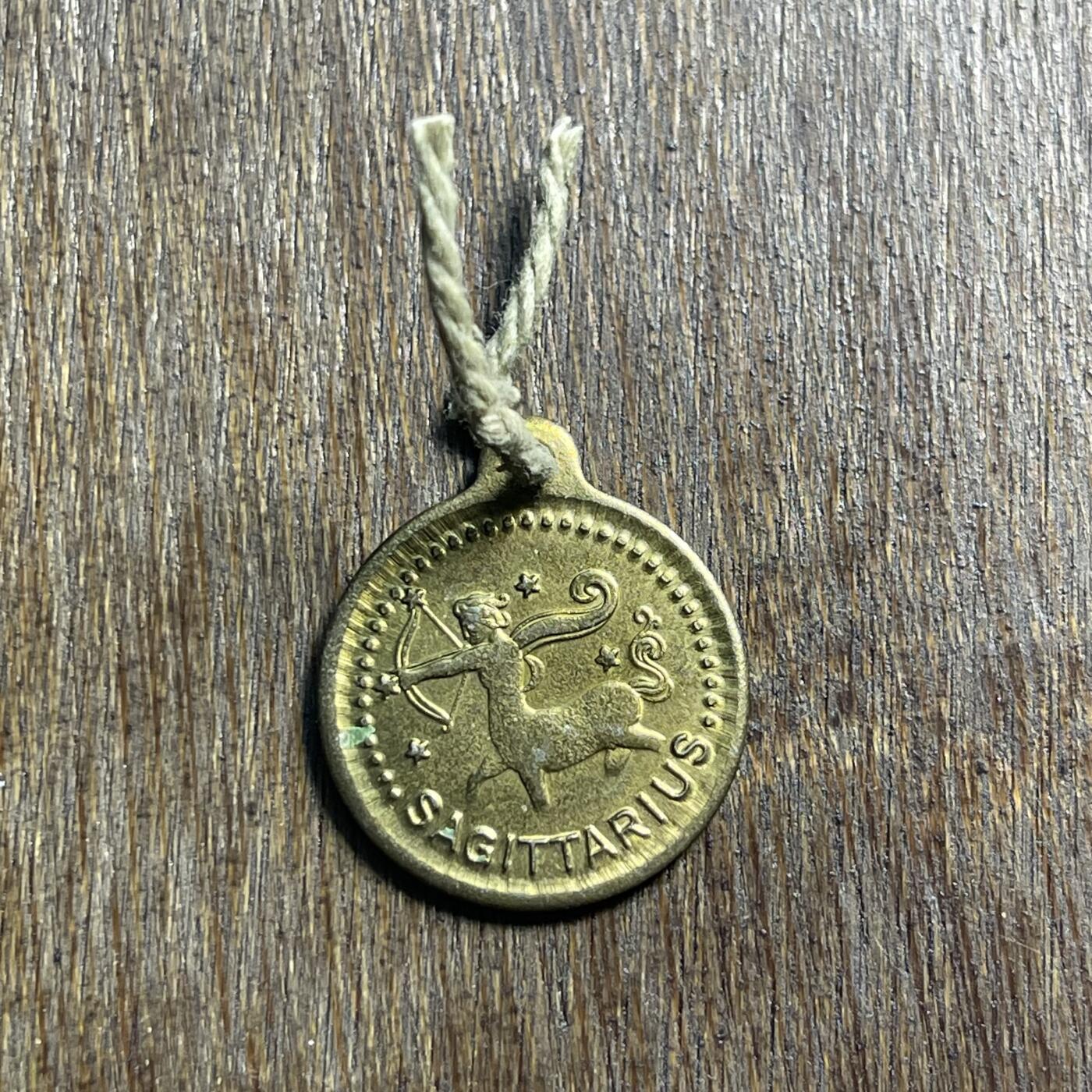 【春节前最后一拍，下一场3.3号】★第139场★散币场。不寄存，30包邮。不满30元，支付5元运费。《接受代拍 代送NGC评级》 18【无寄存】星座吊坠一枚 可做吊坠手链等 两面不同星座