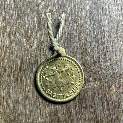 【春节前最后一拍，下一场3.3号】★第139场★散币场。不寄存，30包邮。不满30元，支付5元运费。《接受代拍 代送NGC评级》 - 18【无寄存】星座吊坠一枚 可做吊坠手链等 两面不同星座