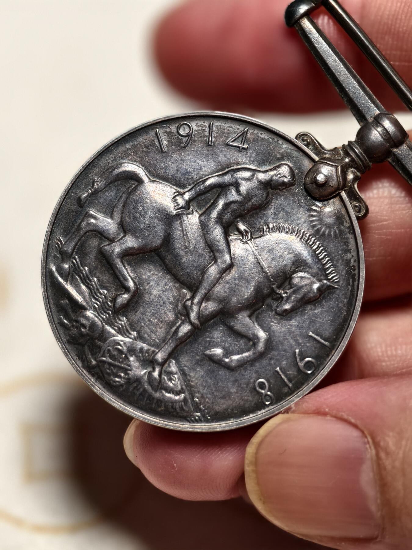 抚柳草堂-第十期章牌钱币  奖章勋章限时免佣 满百包邮 放漏专场 1918英国一战战争奖章 银制 重1盎司925银 原绶带带边铭 去掉绶带重32.9g 银料价超650了