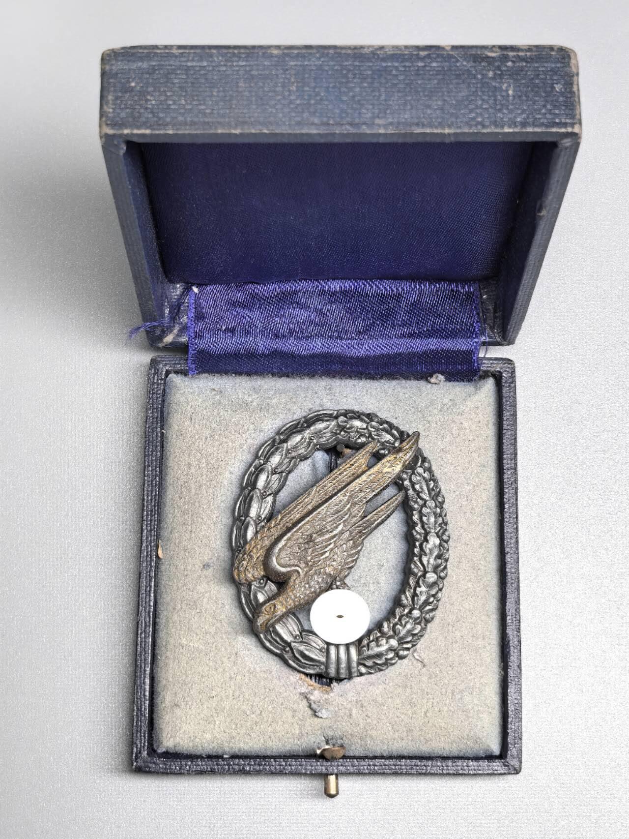 小驴勋章奖章收藏1月24日周六晚六点拍卖（珍爱和平，收藏战争，铭记历史，勿忘国耻，忠党爱国。有偿代拍，送拍规则在简介最后，参拍须阅读规则后再参拍，关系到运费包装发货时效真假辨别等关键信息，拍卖时不再发原图，看大图店主微信码在拍卖店铺介绍里） 得三空军伞兵奖章，带原盒，罕见