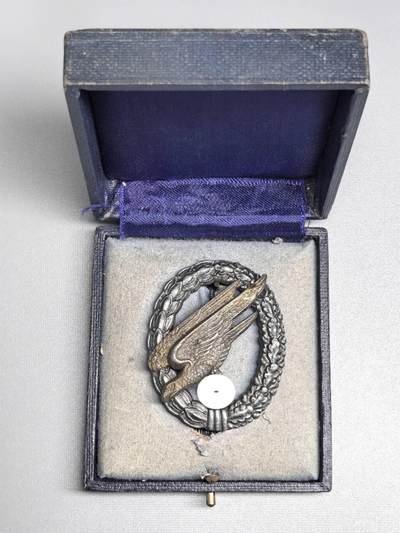 小驴勋章奖章收藏1月24日周六晚六点拍卖（珍爱和平，收藏战争，铭记历史，勿忘国耻，忠党爱国。有偿代拍，送拍规则在简介最后，参拍须阅读规则后再参拍，关系到运费包装发货时效真假辨别等关键信息，拍卖时不再发原图，看大图店主微信码在拍卖店铺介绍里） - 得三空军伞兵奖章，带原盒，罕见