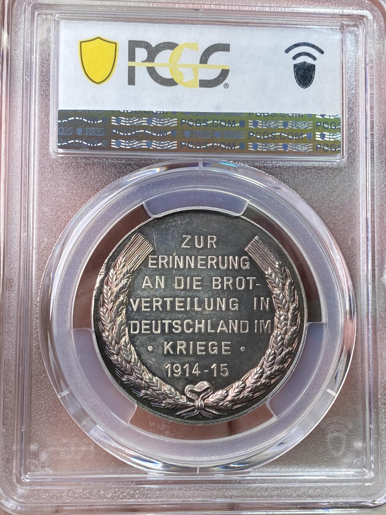 万国钱币拍卖第059期 PCGS SP64 1915年德国一战历史银章 国家饥荒救济面包计划 德国母亲为两个孩子喂食面包，画面温馨可爱，绚丽彩浆。顶级镜面工艺，冠军分。官网广告章，高浮雕实物绝美。纽伦堡造币厂，德章大师Lauer作品。