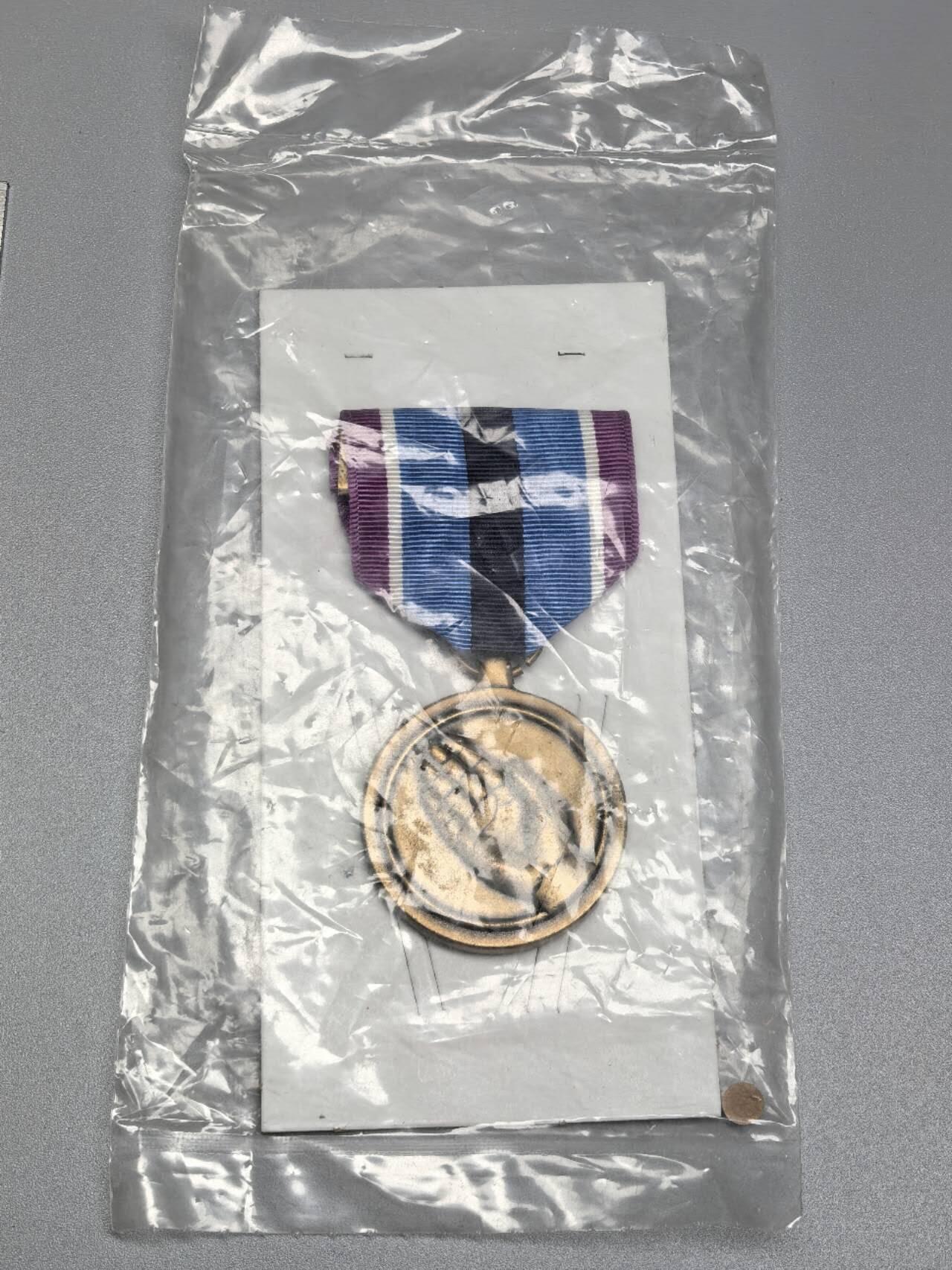 小驴勋章奖章收藏1月24日周六晚六点拍卖（珍爱和平，收藏战争，铭记历史，勿忘国耻，忠党爱国。有偿代拍，送拍规则在简介最后，参拍须阅读规则后再参拍，关系到运费包装发货时效真假辨别等关键信息，拍卖时不再发原图，看大图店主微信码在拍卖店铺介绍里） 美国人道主义服务奖章，库存带塑料包装