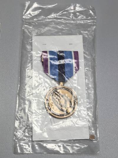 小驴勋章奖章收藏1月24日周六晚六点拍卖（珍爱和平，收藏战争，铭记历史，勿忘国耻，忠党爱国。有偿代拍，送拍规则在简介最后，参拍须阅读规则后再参拍，关系到运费包装发货时效真假辨别等关键信息，拍卖时不再发原图，看大图店主微信码在拍卖店铺介绍里） - 美国人道主义服务奖章，库存带塑料包装