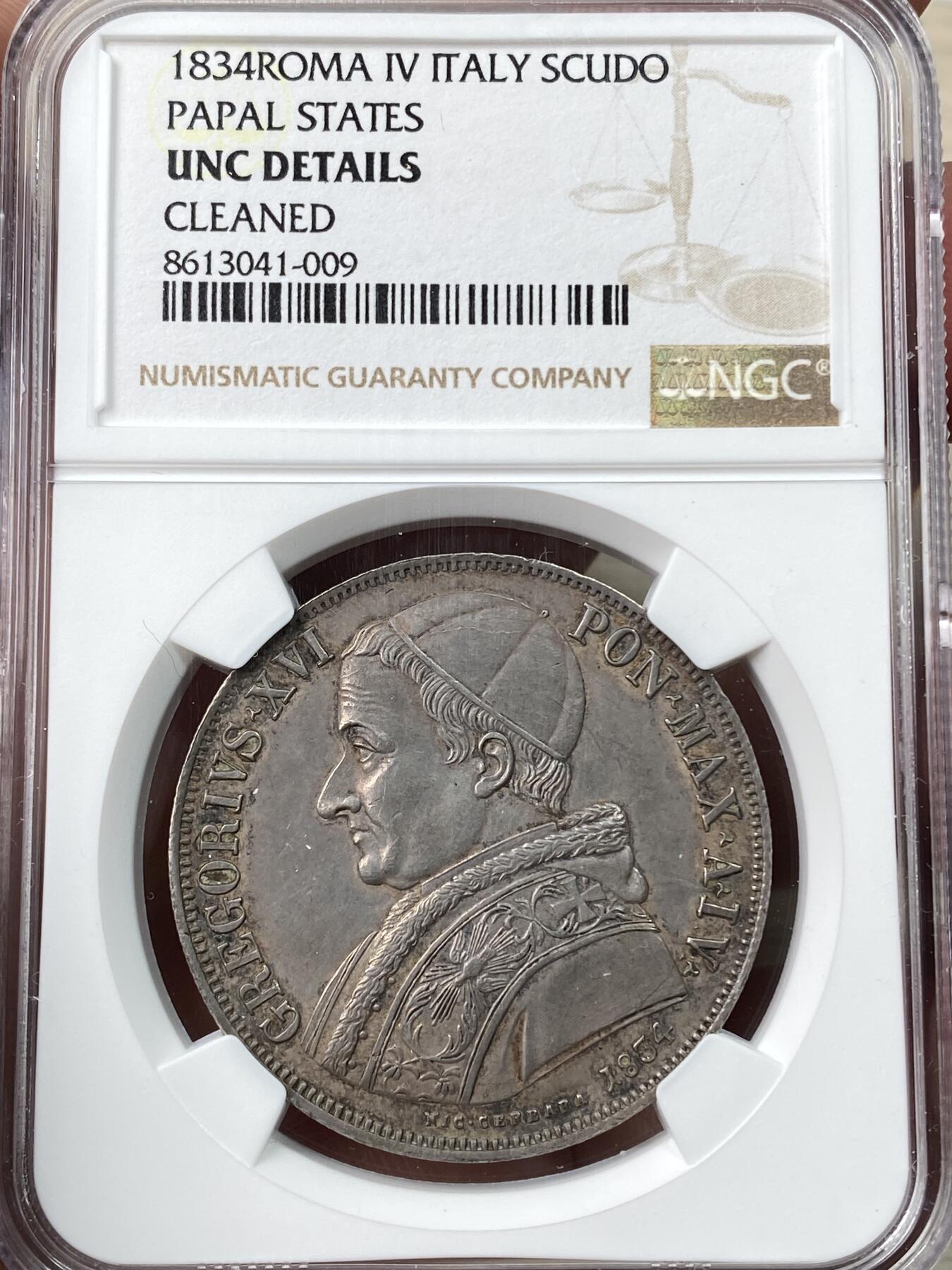 万国钱币拍卖第059期 NGC UNCD 1834年教皇国格雷戈里十六世斯库多大银币 教皇国名誉品种 路加福音2:21-39场景 玛丽和约瑟夫前往耶路撒冷圣殿进行三个仪式：在第八天为男孩行割礼（利未记12:3） 在分娩后为母亲行净化仪式（利未纪12） 以及为长子行救赎仪式（出13:12-13）