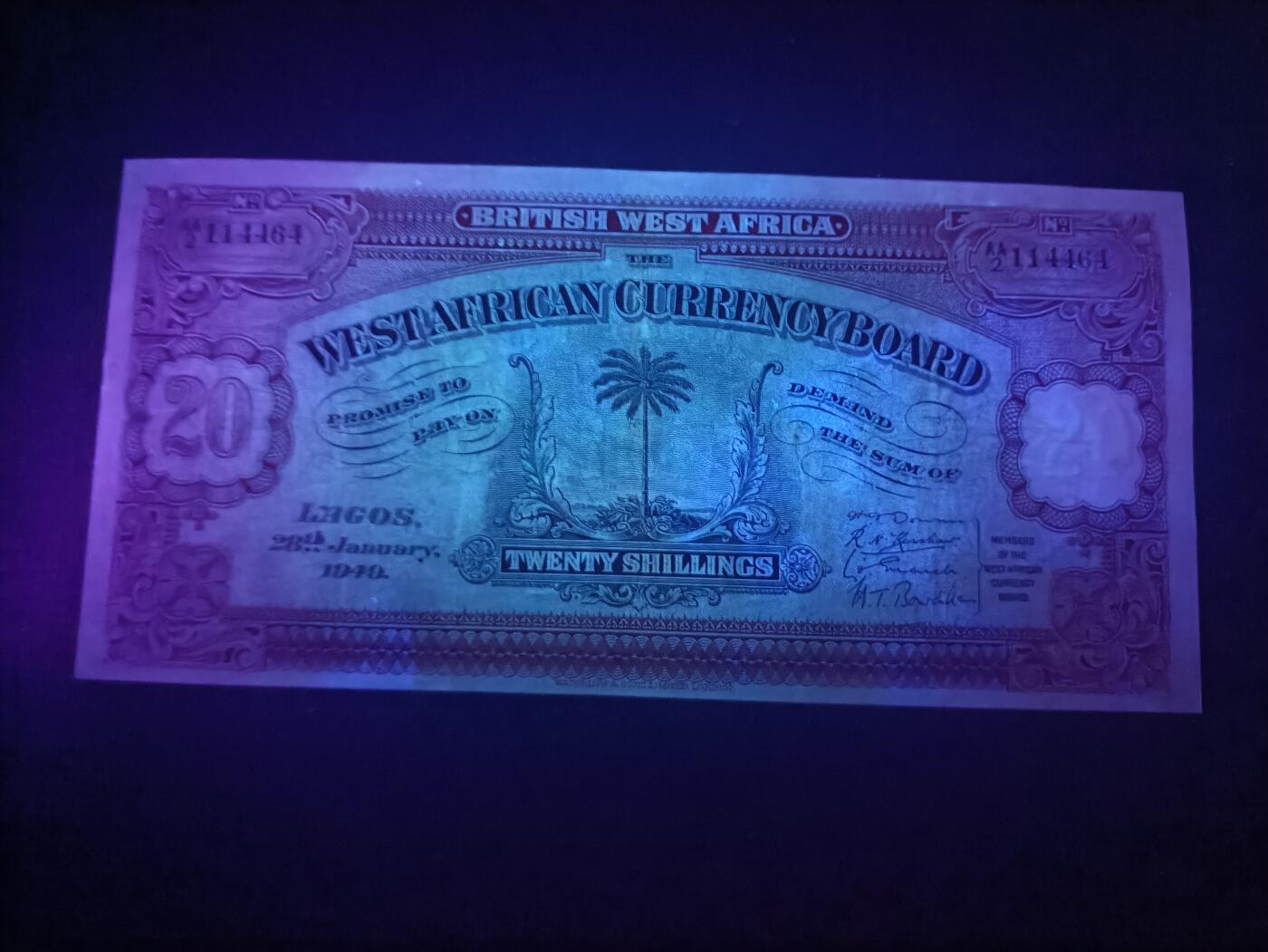 2026一月第四期，总214期 英属西非1949年20先令AUNC首冠AA，稀有的英属西非时期中高面值，正面是椰树图案，背面是阿拉伯文的面值