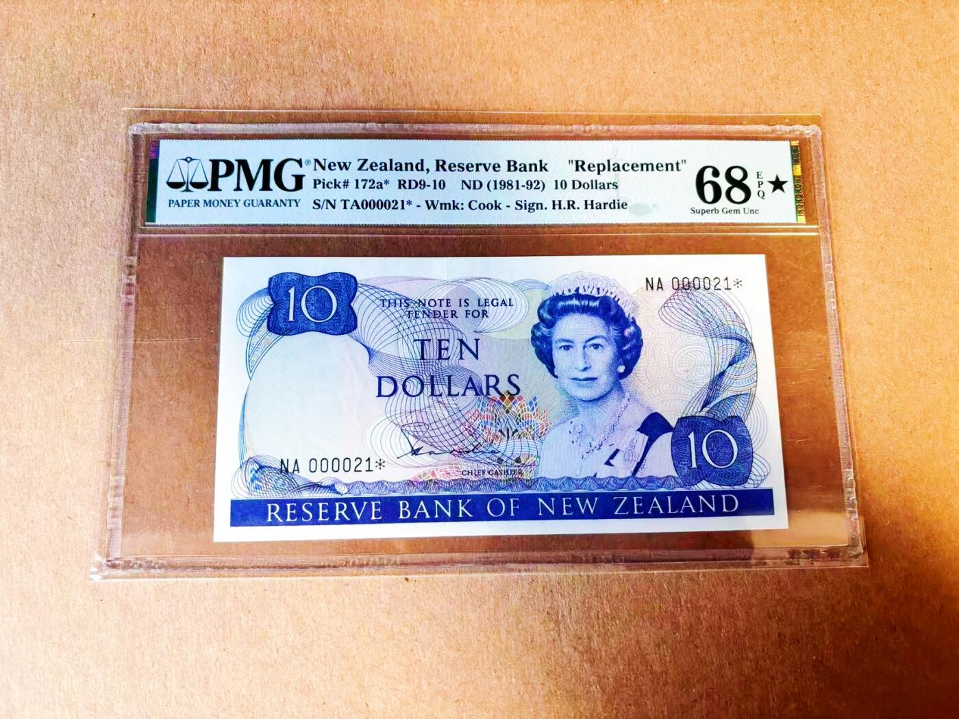 【Blue Auction】世界纸币精拍第778期——18级TOP拍卖/信誉/品质/专业/高效💫 【a版补号21小号少见 唯一冠军分】新西兰 1981-82年10元 花冠女王  PMG68EPQ星星 高分 