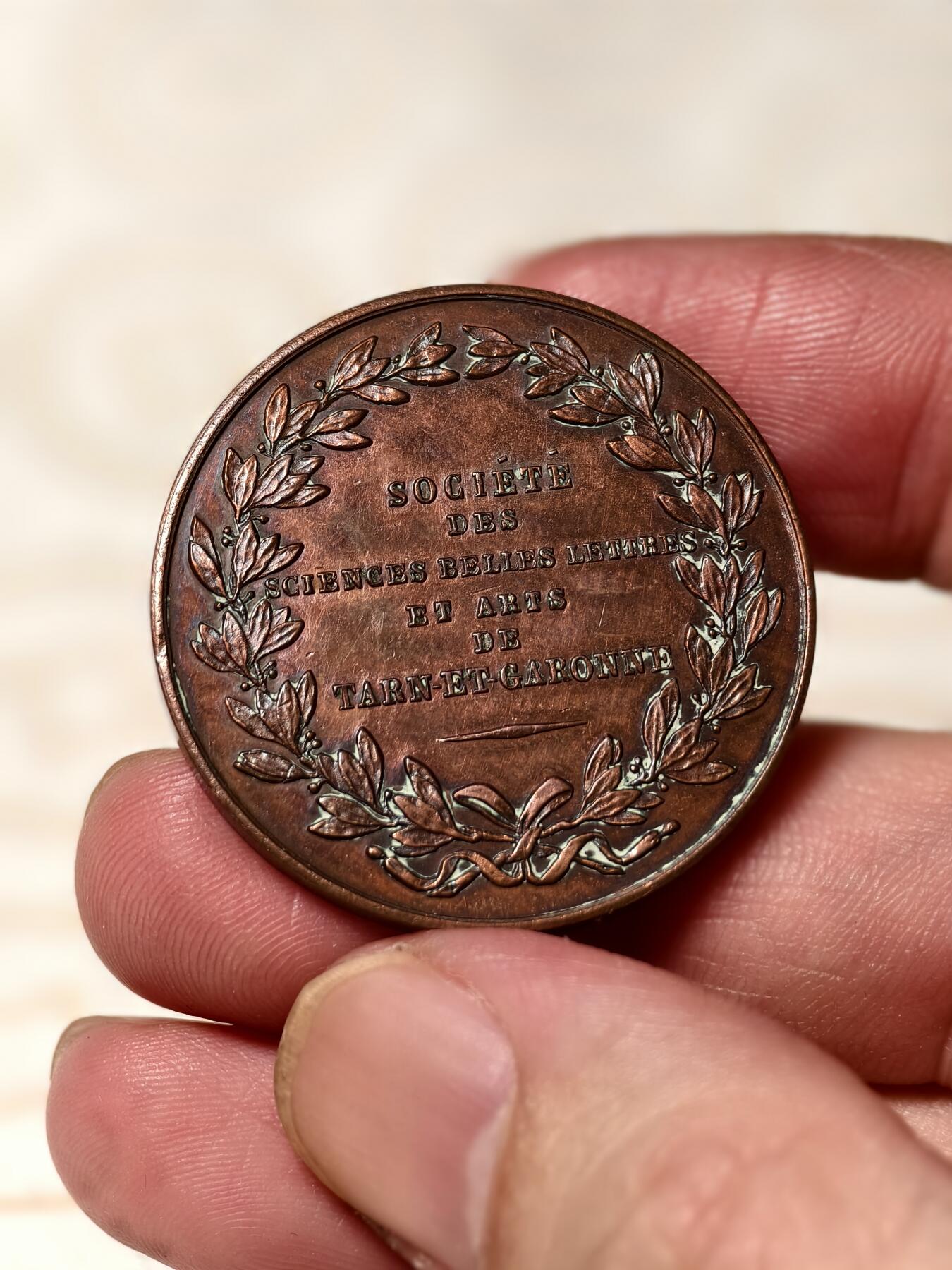 抚柳草堂-第十期章牌钱币  奖章勋章限时免佣 满百包邮 放漏专场 19世纪法国塔尔纳-加龙省文理与艺术学会纪念铜章 15.6克 33.5mm 早期蜜蜂边铭