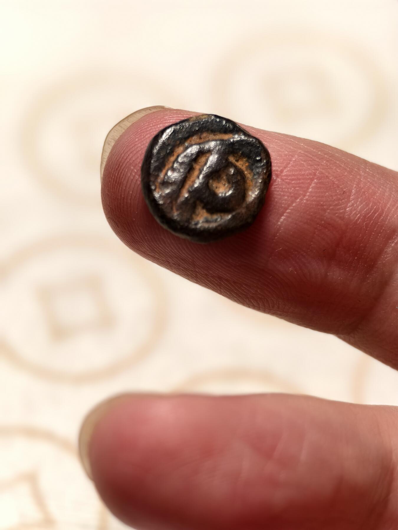 抚柳草堂-第十期章牌钱币  奖章勋章限时免佣 满百包邮 放漏专场 三佛齐王国末期至满者伯夷王国早期打制小银币 1.7g重正面有檀香花徽记，背面爪哇岛文，面值1 Unit或称Masa