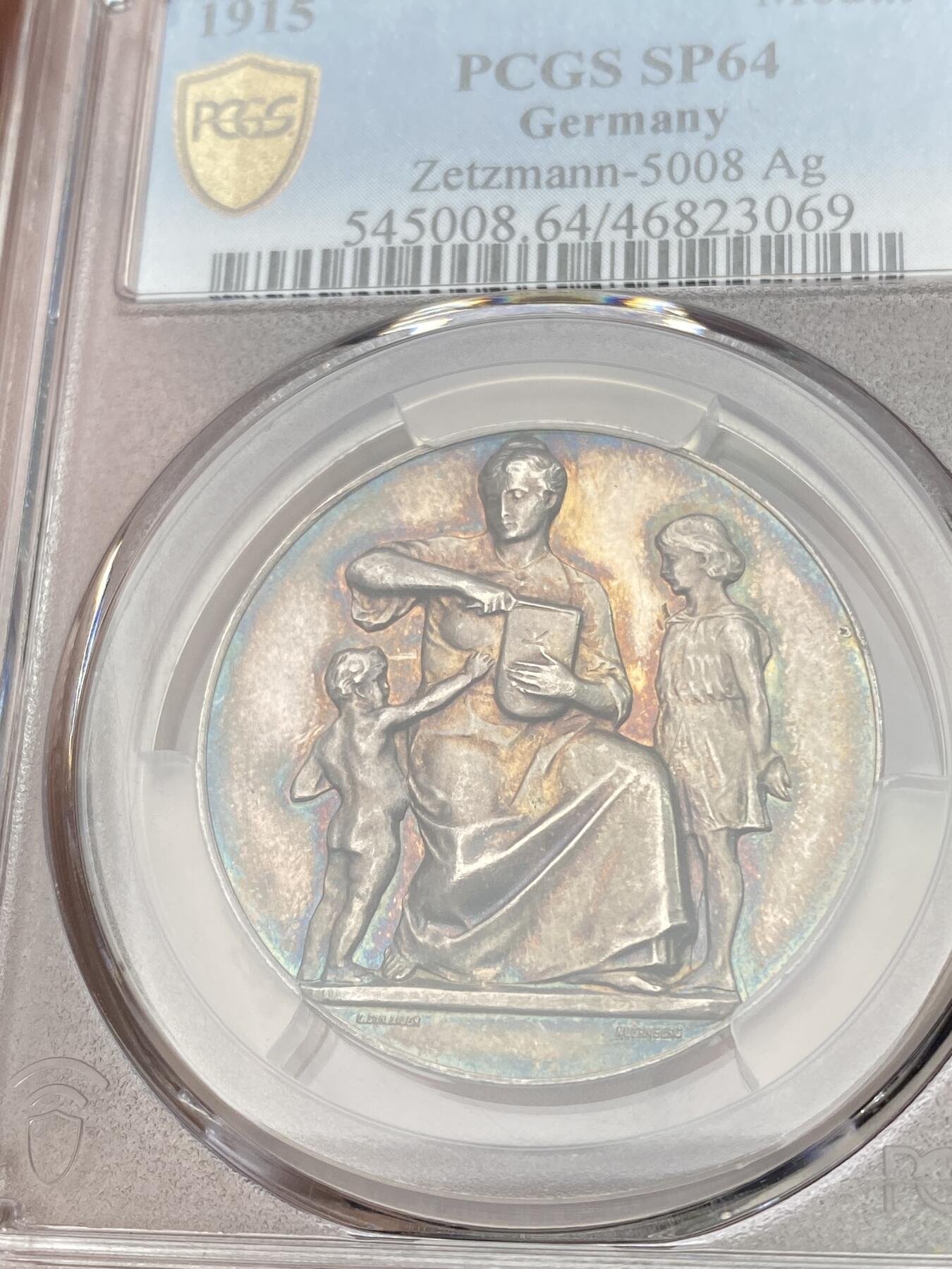 万国钱币拍卖第059期 PCGS SP64 1915年德国一战历史银章 国家饥荒救济面包计划 德国母亲为两个孩子喂食面包，画面温馨可爱，绚丽彩浆。顶级镜面工艺，冠军分。官网广告章，高浮雕实物绝美。纽伦堡造币厂，德章大师Lauer作品。