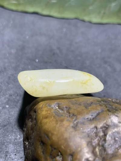 精美洒金皮和田白玉独籽原石一颗 精美洒金皮和田白玉独籽原石一颗