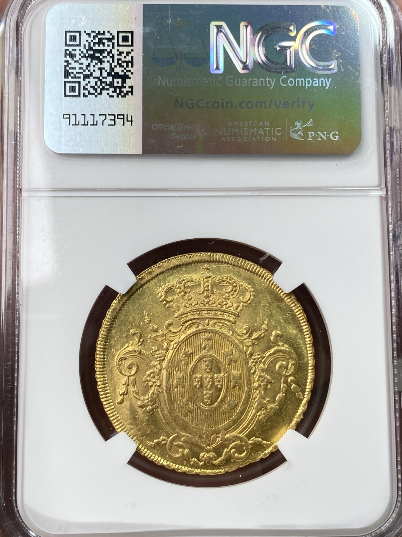 万国钱币拍卖第059期 NGC MS63 1810年巴西摄政皇太子若昂六世6400瑞斯金币 里约热内卢造币厂铸 全深打金光迸发 黄金盾徽异常华丽 其规格等同于西班牙4埃斯库多 洼地品种 典藏级品质 14.34g