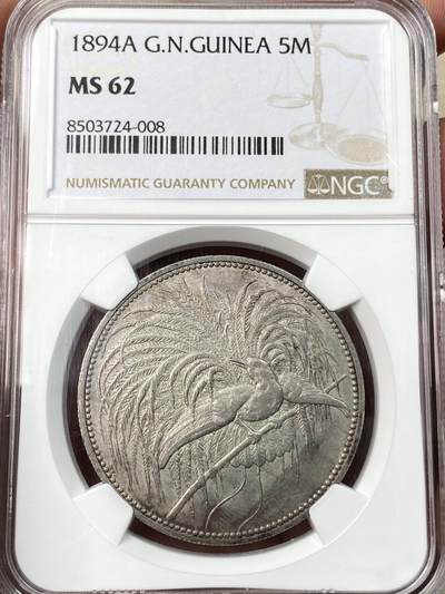 万国钱币拍卖第059期 - NGC MS62 1894年德国殖民地德属新几内亚天堂鸟5马克大银 德属大名誉品种 炫技式的华丽天堂鸟雕刻 好品银主币更是极其难得 其繁复细节令人叹为观止 原味青灰包浆 越来越贵的存在