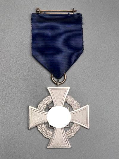 小驴勋章奖章收藏1月24日周六晚六点拍卖（珍爱和平，收藏战争，铭记历史，勿忘国耻，忠党爱国。有偿代拍，送拍规则在简介最后，参拍须阅读规则后再参拍，关系到运费包装发货时效真假辨别等关键信息，拍卖时不再发原图，看大图店主微信码在拍卖店铺介绍里） - 得三公务员25年长期忠诚服役奖章，铜质镀银珐琅，珐琅有佩戴痕迹