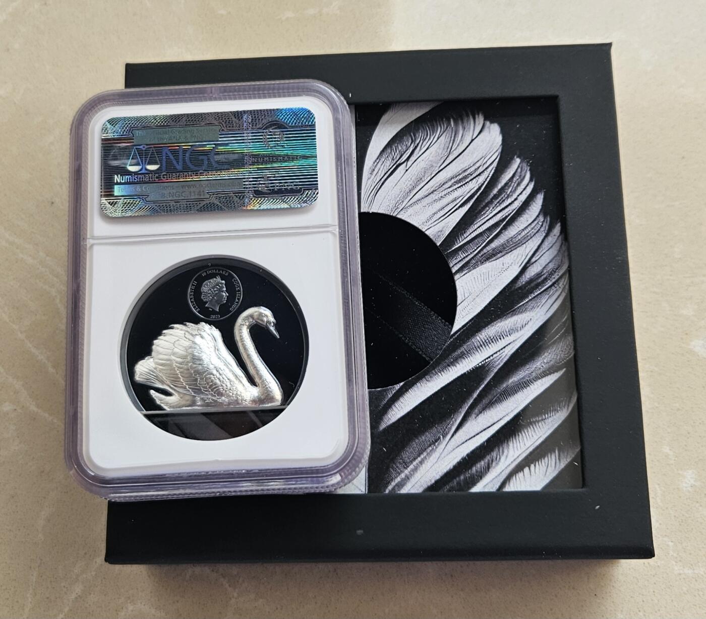 【币将精彩】世界钱币拍卖（2026-1-28） 库克2023年天鹅2盎司双面高浮雕彩色银币NGC评级币带证书包装