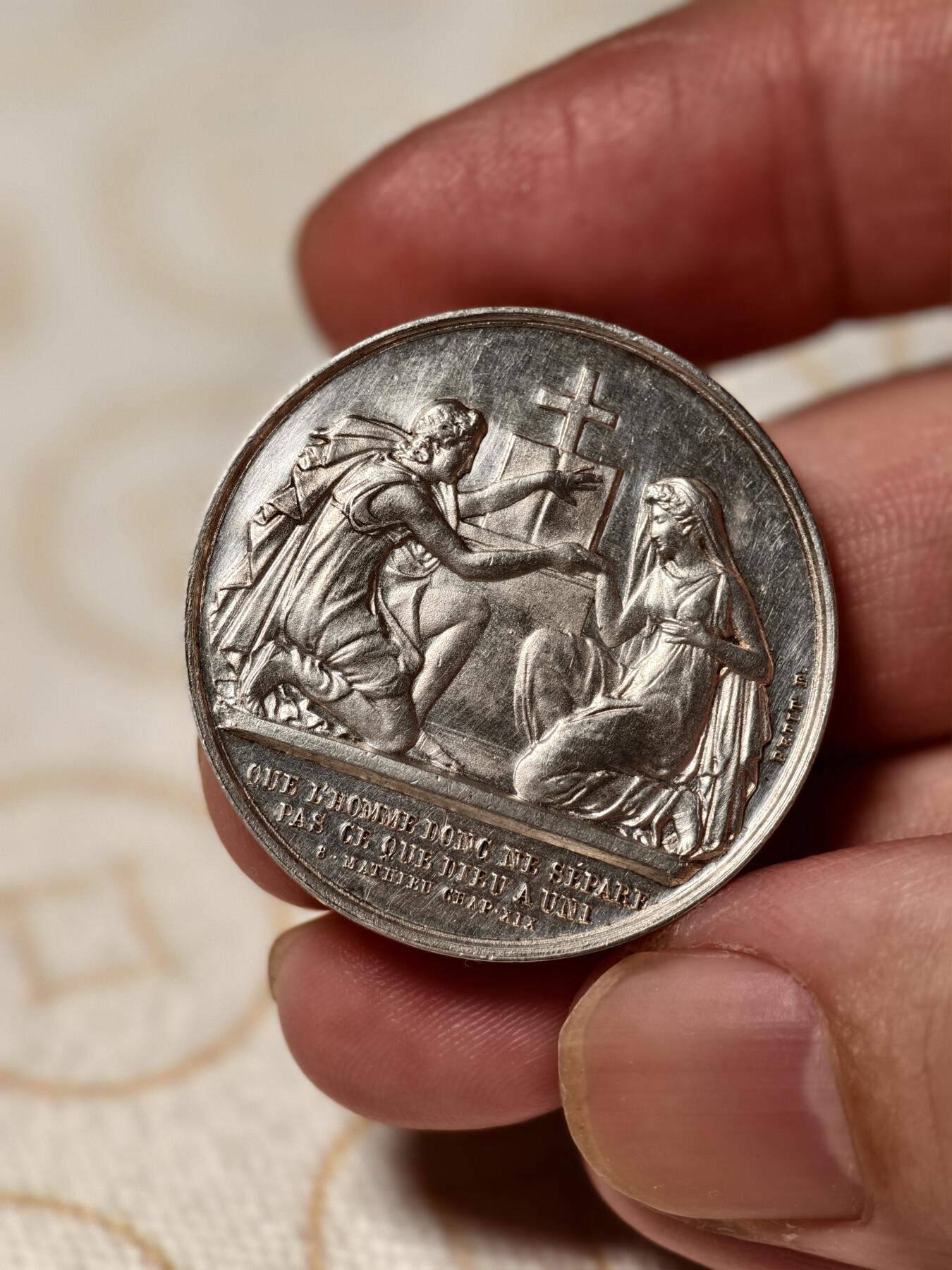 抚柳草堂-第十期章牌钱币  奖章勋章限时免佣 满百包邮 放漏专场 1879法国婚姻与爱情银章 背面无刻字可自用 950银重14克 少见烟斗ar银标 烟斗边铭仅1879年12月使用一个月 非常稀有