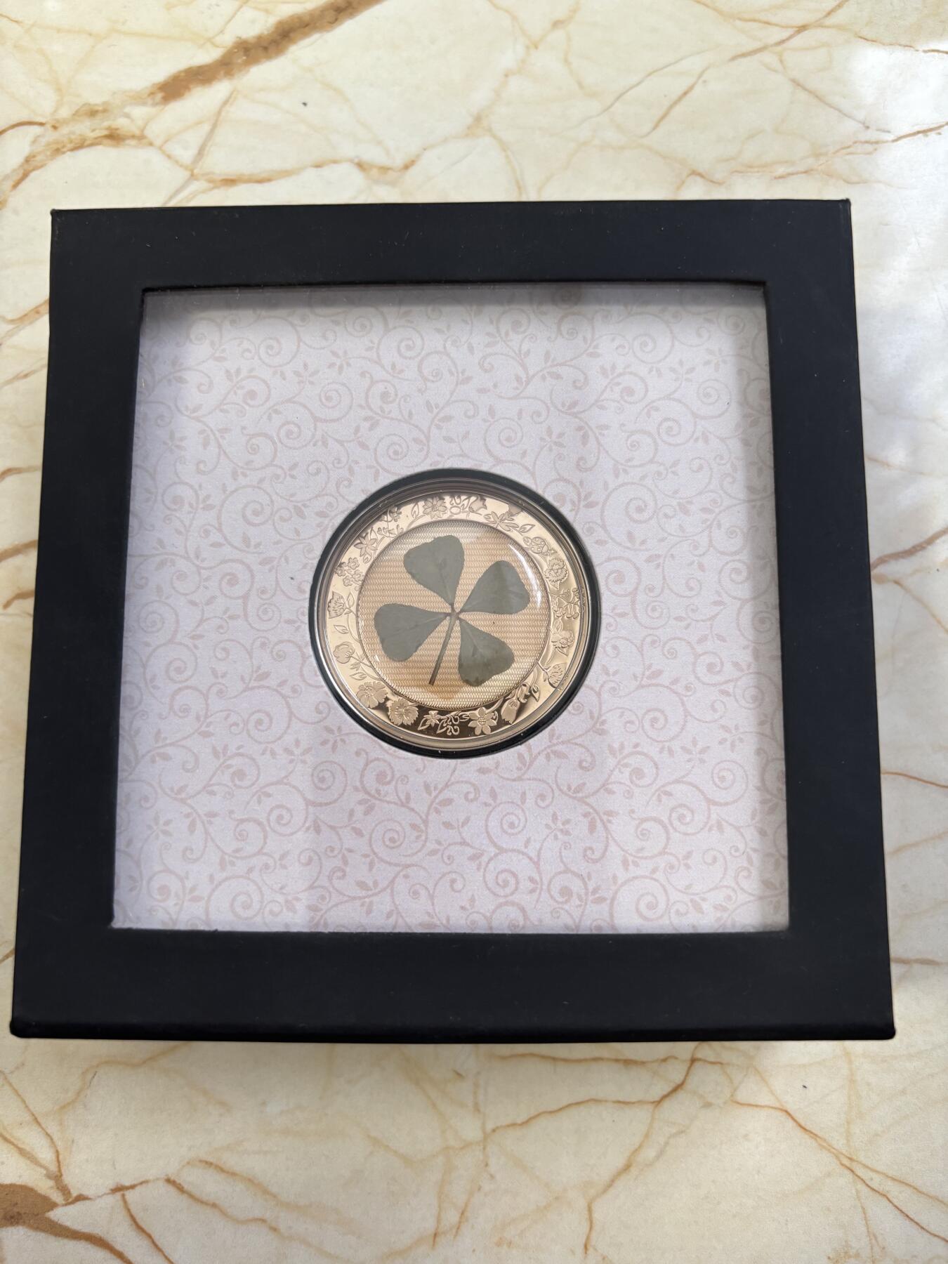 第189期拍卖 帕劳2020年幸运草系列镶嵌四叶草1盎司玫瑰金银币，999银镀金，发行2022枚，币有工艺问题，没有黑色纸套