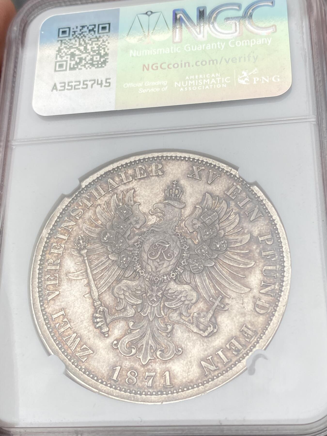 万国钱币拍卖第059期 NGC MS61PL 1871年德国普鲁士威廉一世鹰徽2泰勒 铸造于普法胜利年份的普鲁士大鸟 同时也是普鲁士2泰勒的关门年份 1134枚的发行量决定了其当之无愧的大Key地位 淡彩高浮雕镜面喷砂质感  难得一见的收藏品质 NGC唯一冠军分