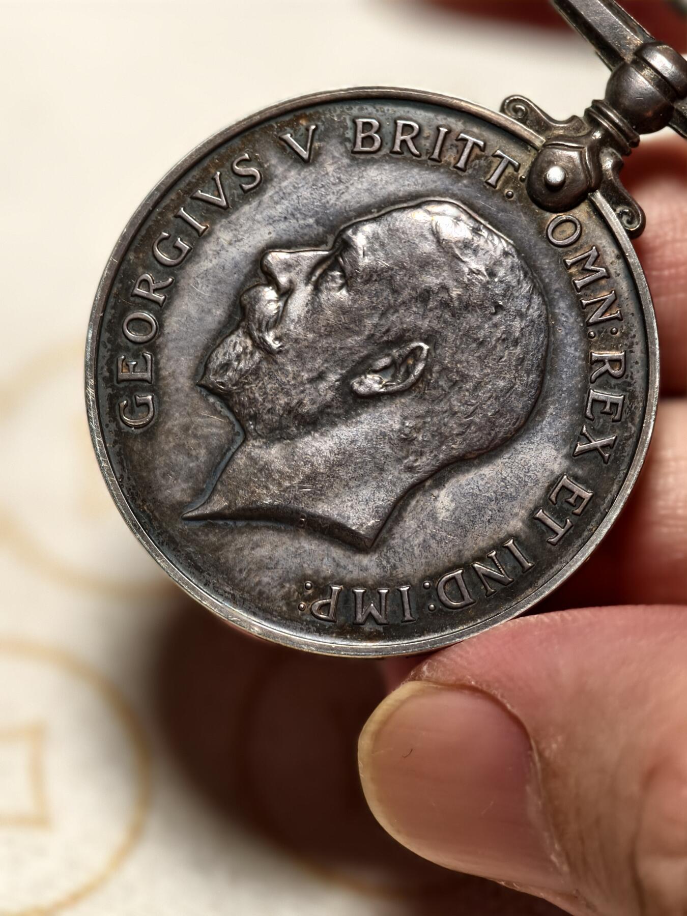 抚柳草堂-第十期章牌钱币  奖章勋章限时免佣 满百包邮 放漏专场 1918英国一战战争奖章 银制 重1盎司925银 原绶带带边铭 去掉绶带重32.9g 银料价超650了