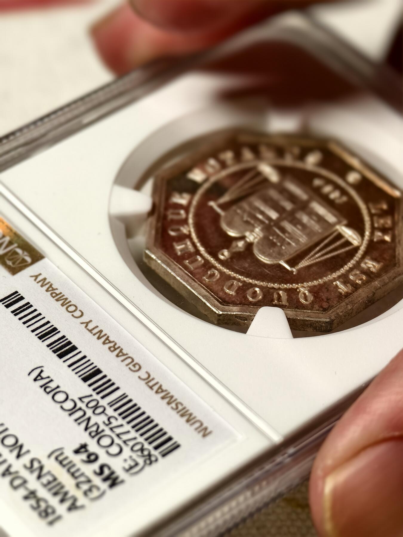 抚柳草堂-第十期章牌钱币  奖章勋章限时免佣 满百包邮 放漏专场 1854NGC MS64 法国亚眠公证处八角银章 极美品PL底板 950银丰饶角银标