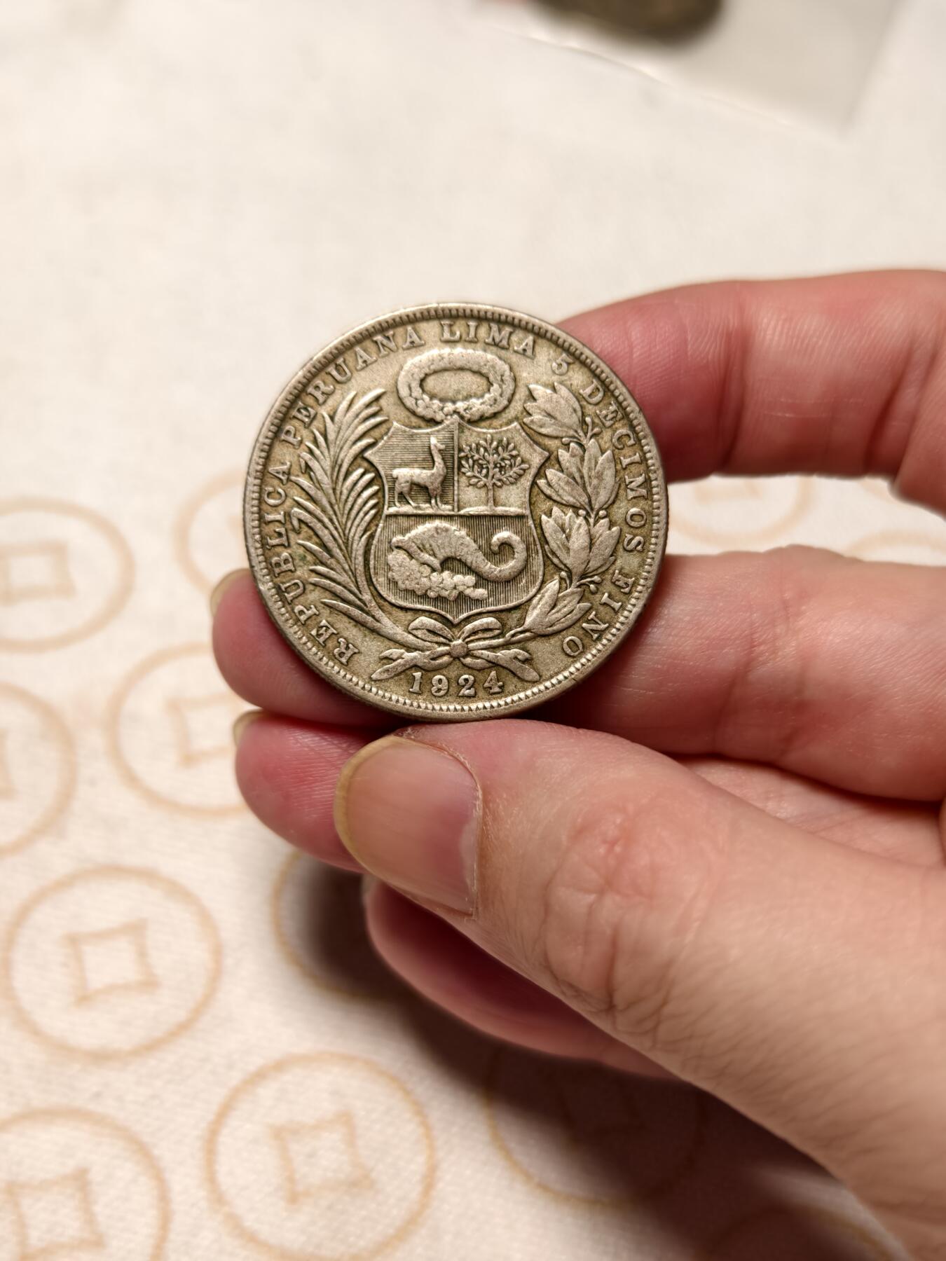 抚柳草堂-第十期章牌钱币  奖章勋章限时免佣 满百包邮 放漏专场 1924秘鲁1比索银币 女神坐像 原味包浆 流通好品 xf状态 重24.8g
