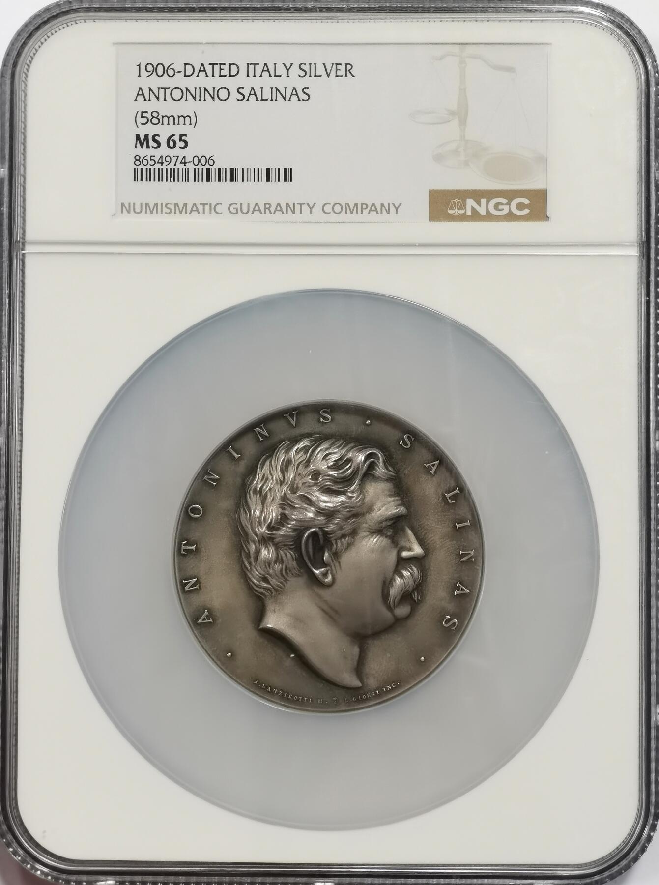 博洋堂世界钱币拍卖第158期（全场包邮） NGC MS65 意大利1906年纪念安东尼奥·萨利纳斯大银章，直径58mm，重95g，此人为意大利一位考古学家与钱币学家，为纪念他在巴勒莫大学任职40周年颁发的奖章。作者为A.Lanzirotti与著名雕刻大师L.Giorgi，同为国内民国时期多款签字版机制样币与纪念章的作者，例如袁像共和，飞龙，七分脸还有很多样币及纪念章都出自他手。此章超高浮雕，原味包浆，顶级状态，目前仅见。