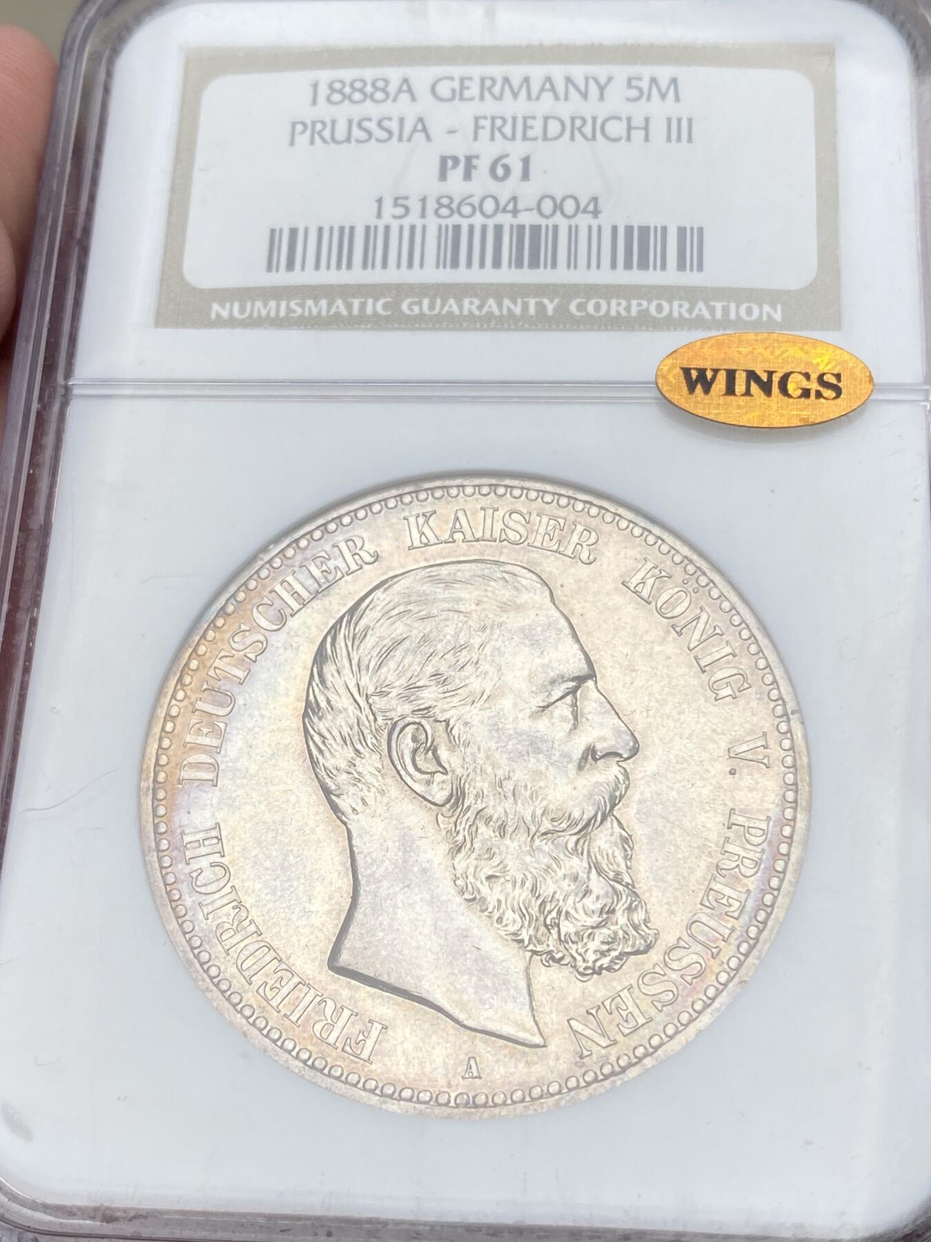 万国钱币拍卖第059期 NGC PF61 1888年德国普鲁士三皇之年腓特烈三世精制短翅5马克 精制镜面淡金彩 Wings金标严选收藏级
