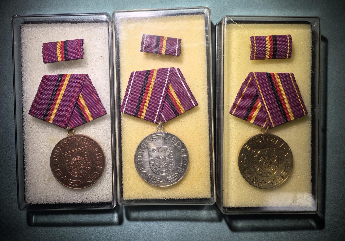 盛世勋华——号角文化勋章邮票专场拍卖第301期 东德民防功劳奖章 金银铜级一整套 带原盒 带略