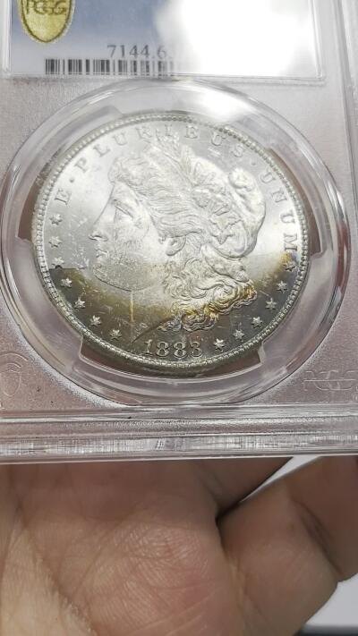 博洋堂世界钱币拍卖第158期（全场包邮） PCGS MS63 美国1883年CC版摩根大银币，稀少卡森厂，绚丽月牙彩虹包浆，背面卡槽有一小磕