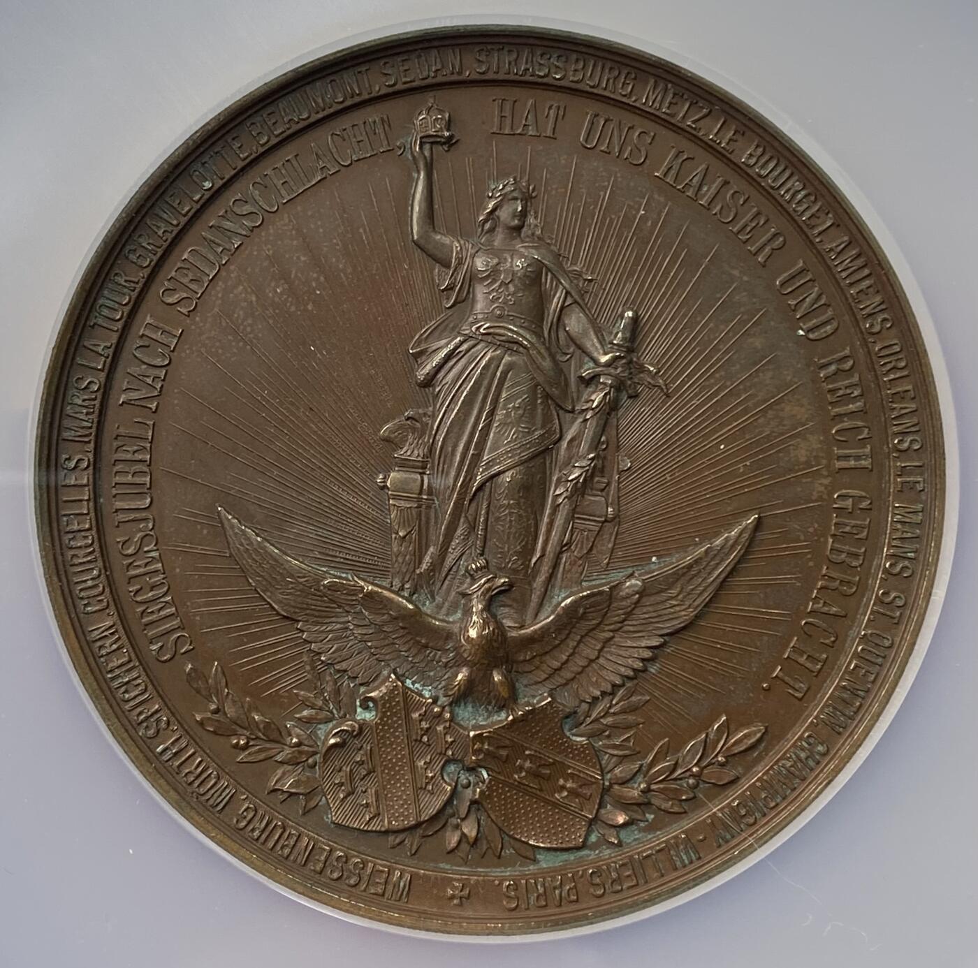 万国钱币拍卖第059期 NGC MS63 1895年德国普鲁士威廉二世三皇纪念普法战争胜利25周年大典大铜章 历三皇 终三战 平三国 通过三场对外战争终促成德意志大一统的全新欧陆新格局 除三皇之外 帝国缔造者毛奇与俾斯麦赫然在列 戎装日耳曼尼娅女神献上皇冠 帝国荣誉精品章牌之一 60MM