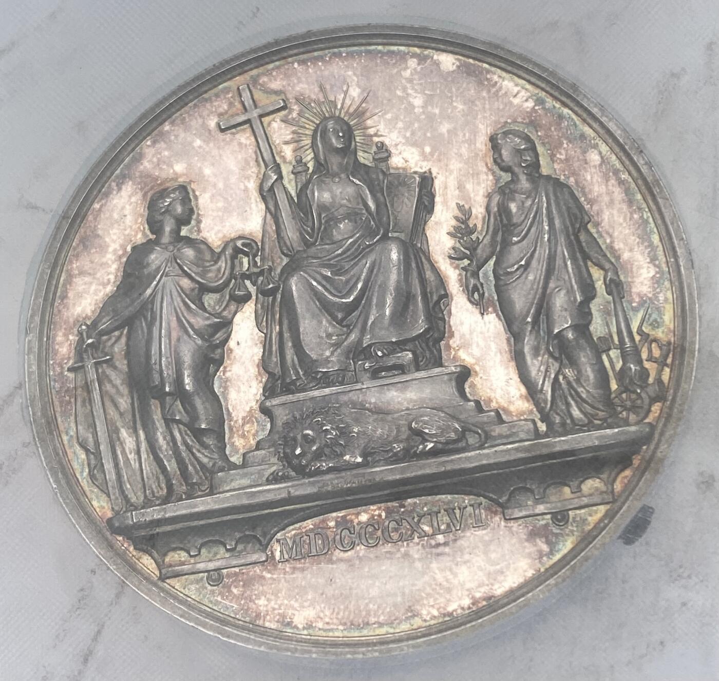 万国钱币拍卖第059期 NGC MS62 NGC MS62奥地利帝国1846年费迪南德一世大银章，纪念父亲奥皇弗朗茨一世纪念碑落成。雕刻大师Johann Roth作品，正面为弗朗茨二世，背面为象征和平与公正的女神分别站在宗教拟人化形象的左右两侧。52.2mm，重达61.27g。同款EF裸币欧拍成交价约合7000元RMB