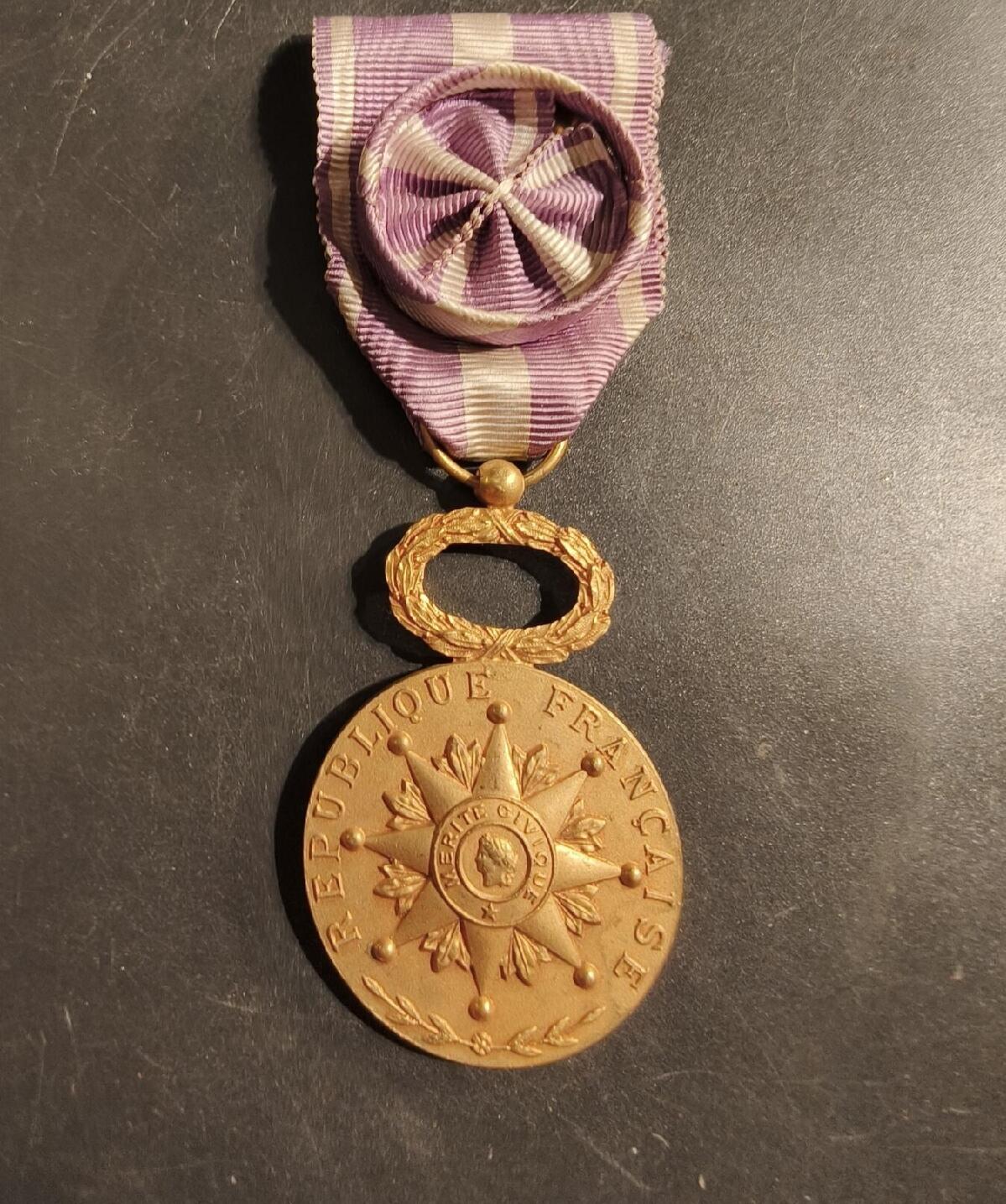 勋章杂货 法国金级军官级社会互助与慈善联盟奖章