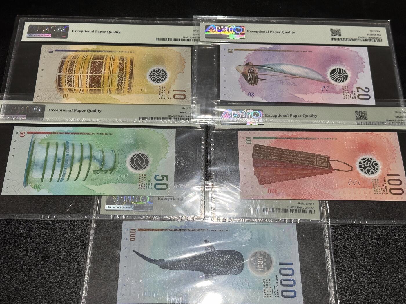 《外钞收藏家》第六百零四期（精品场）（本平台长期征集拍品、欢迎藏友们联系合作） 2015年马尔代夫10-1000面额 五张一起 A冠 人二 全同号448888 狮子号 PMG评级