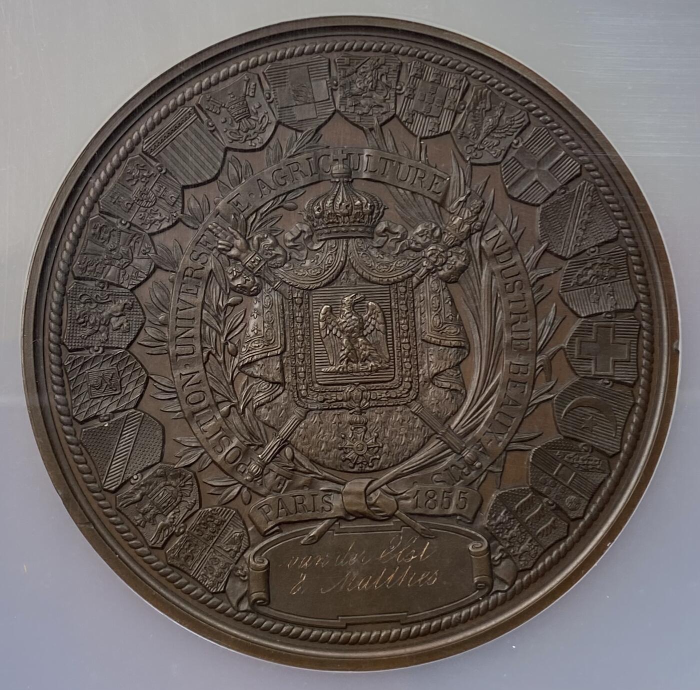 万国钱币拍卖第059期 NGC MS64 1855年法国拿破仑三世巴黎世博会大铜章 法系大规格名誉品种 纹章正中帝国盾徽 周围20个参展国家盾徽 稀少签字版 颁发给杰出贡献者 60MM大规格