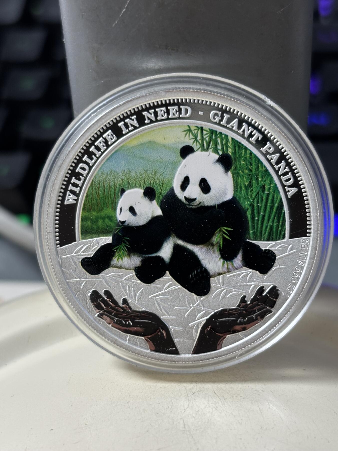 第189期拍卖 图瓦卢2011年野生动物保护首枚大熊猫1盎司彩色银币，999银